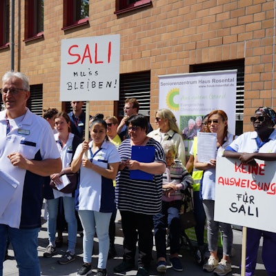 Landrat Frank Rock diskutierte mit Bewohnern und Angestellten des Seniorenzentrums Rosental über den Verbleib von Pflegekraft Salimatou Diallo in Deutschland.