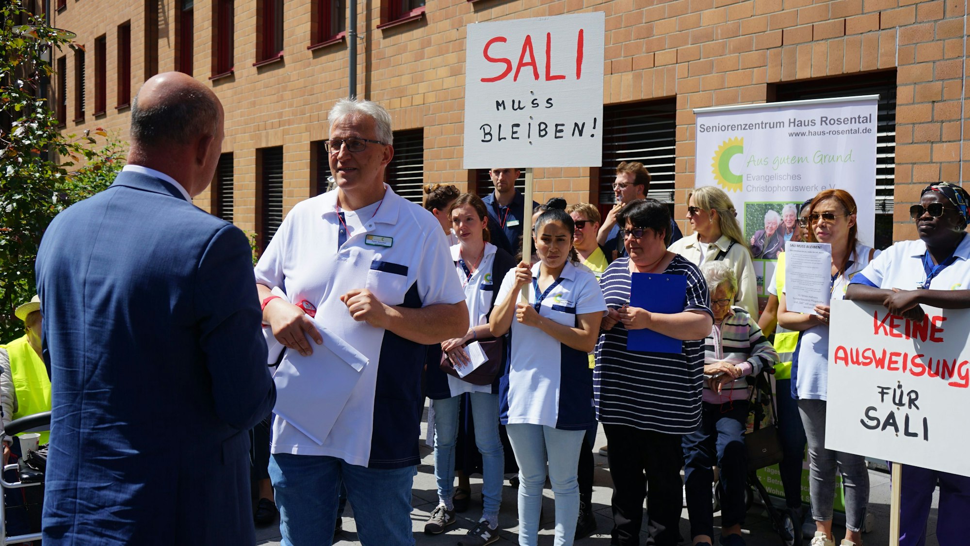 Landrat Frank Rock diskutierte mit Bewohnern und Angestellten des Seniorenzentrums Rosental über den Verbleib von Pflegekraft Salimatou Diallo in Deutschland.