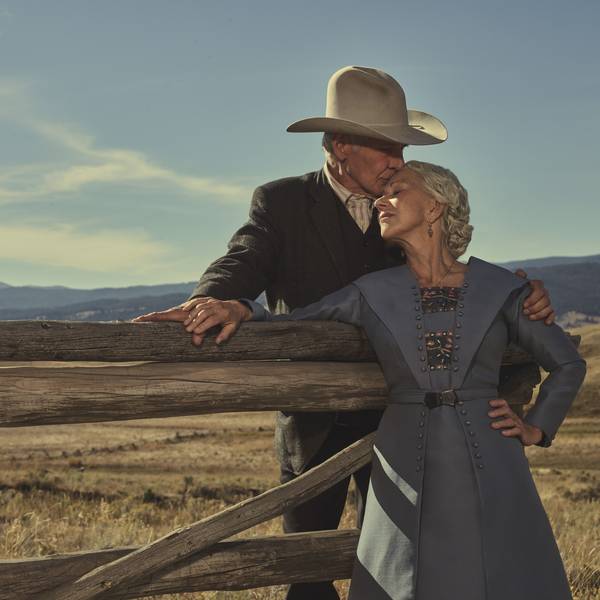 Ein Mann mit Cowboyhut küsst seine Frau.