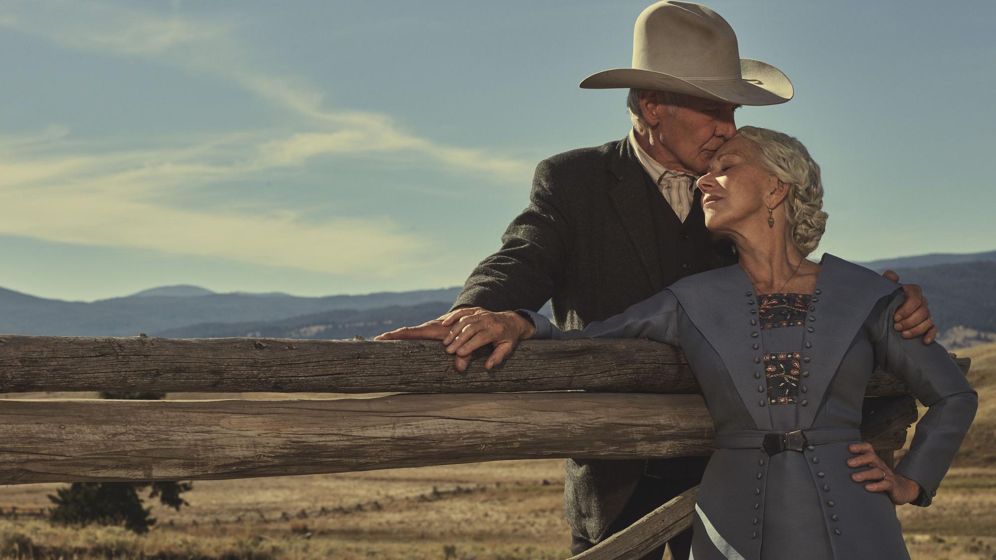 Ein Mann mit Cowboyhut küsst seine Frau.