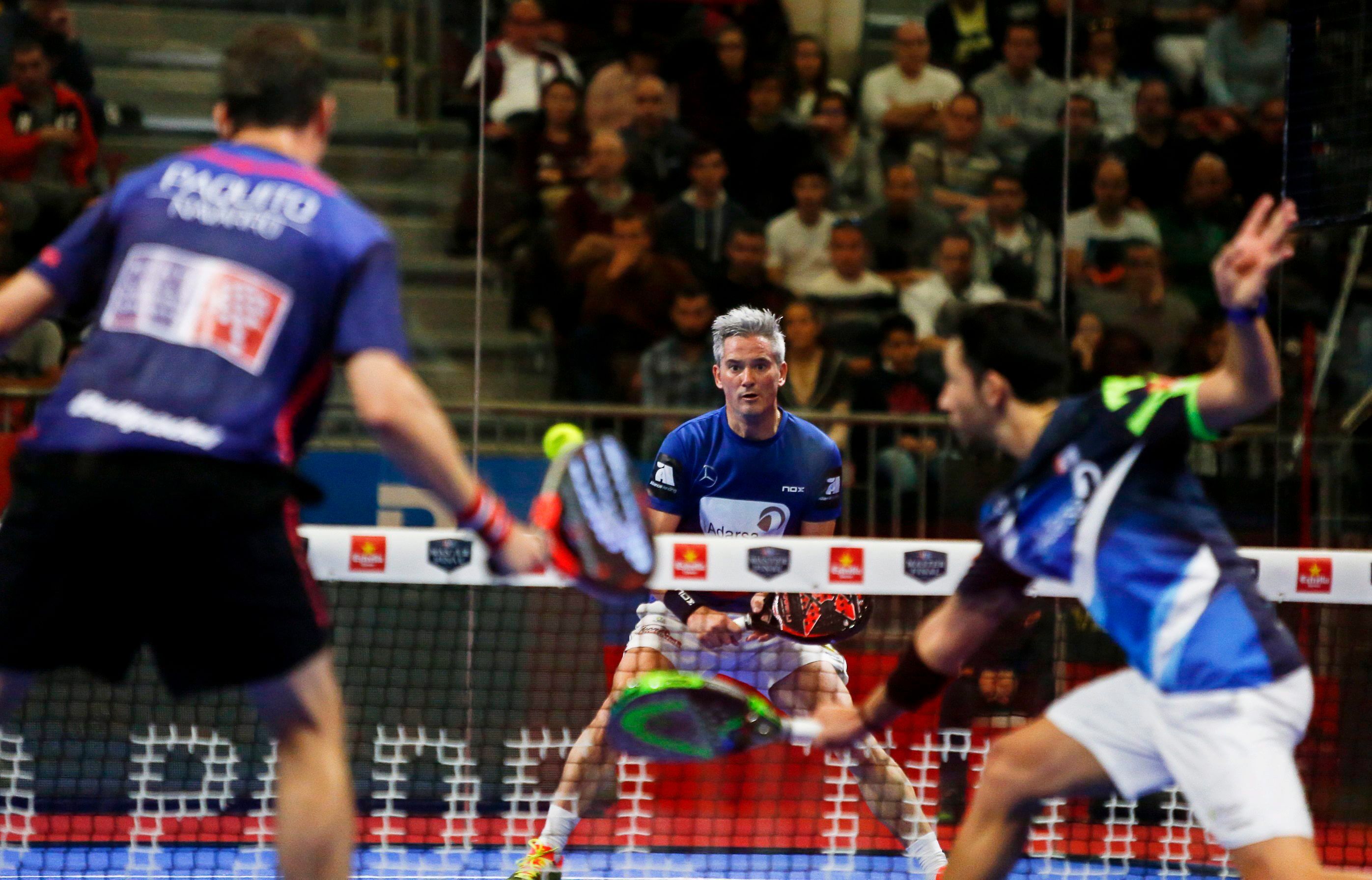 Drei Männer liefern sich beim Padel ein lebhaftes Spiel.