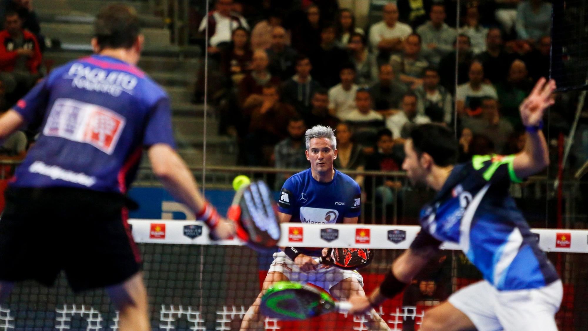 Drei Männer liefern sich beim Padel ein lebhaftes Spiel.