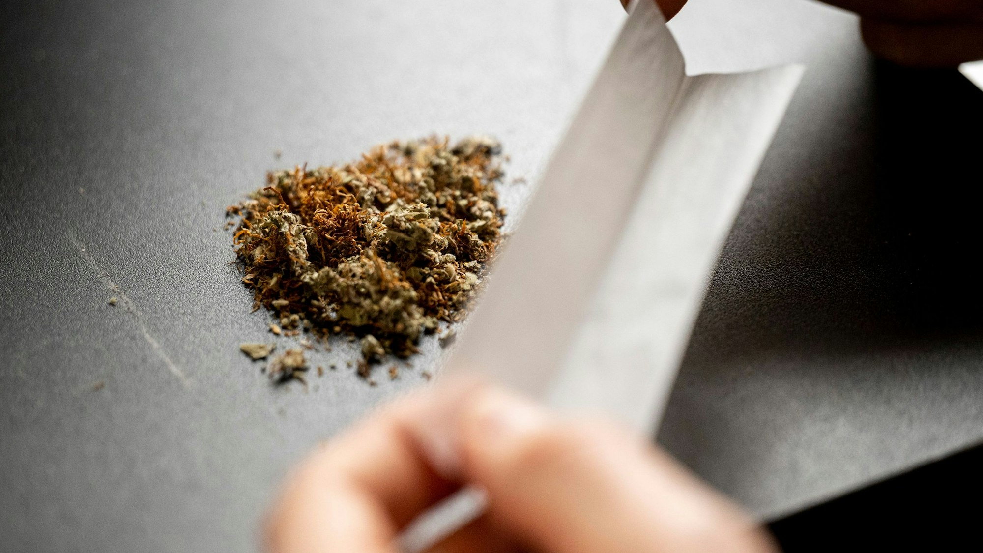 Ein Mann baut einen Joint. Forscher haben herausgefunden, dass Männer unter 30 Jahren am häufigsten infolge einer Cannabiskonsumstörung an Schizophrenie erkranken.