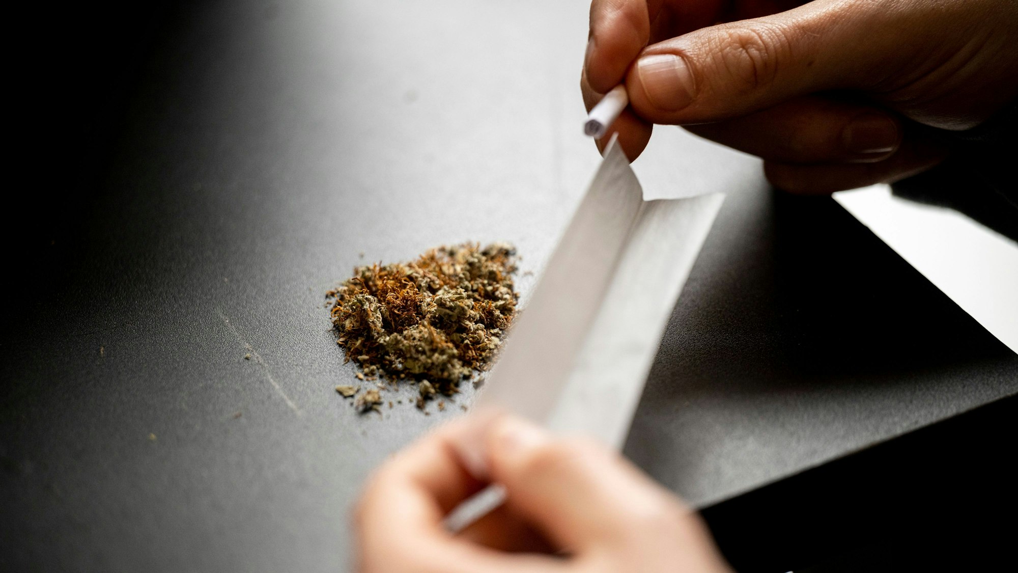 Ein Mann baut einen Joint.