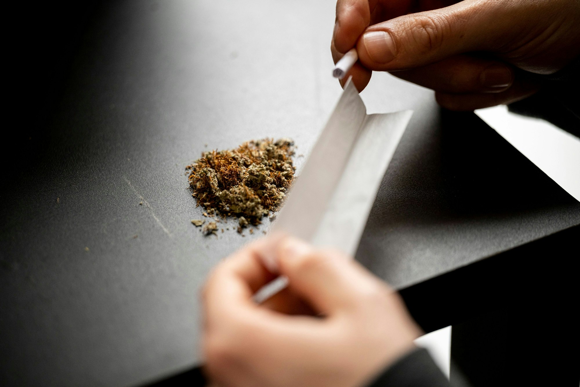 Ein Mann baut einen Joint.