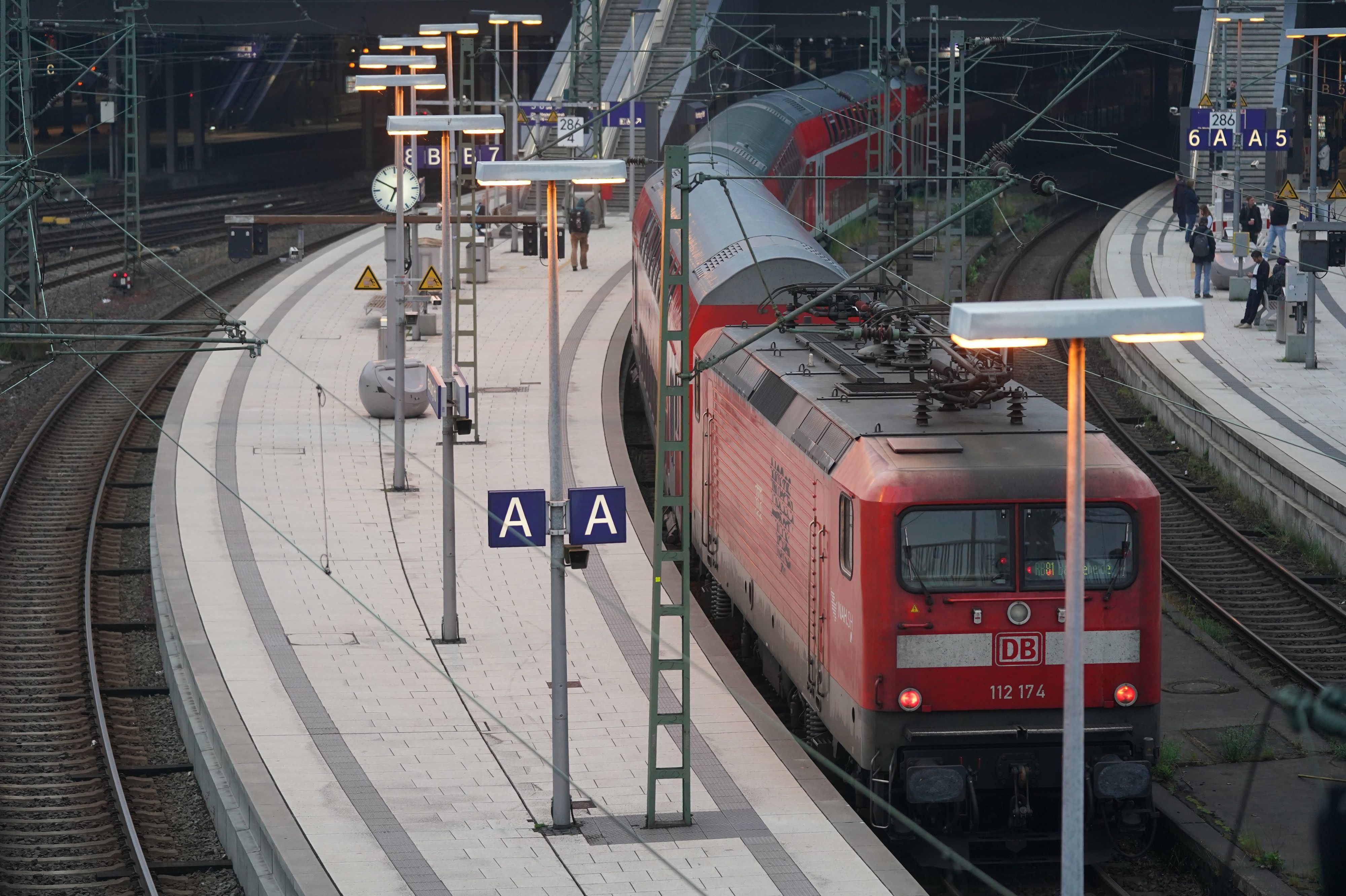 Ein Regionalzug steht am frühen Morgen an einem Bahnsteig vom Hauptbahnhof.