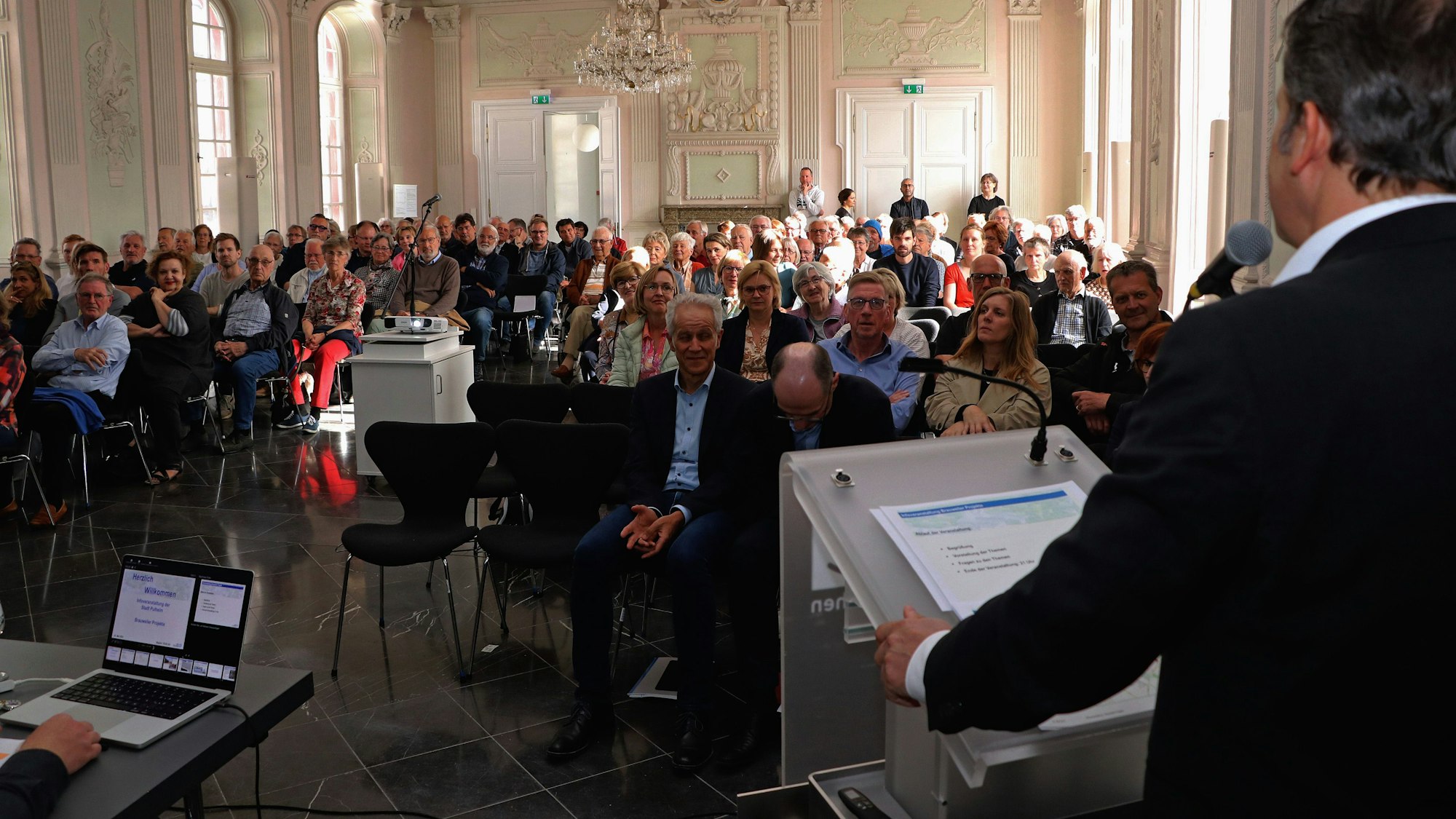 Das Foto zeigt die Bürgerinnen und Bürger, die der Informationsveranstaltung im Kaisersaal beiwohnten.
