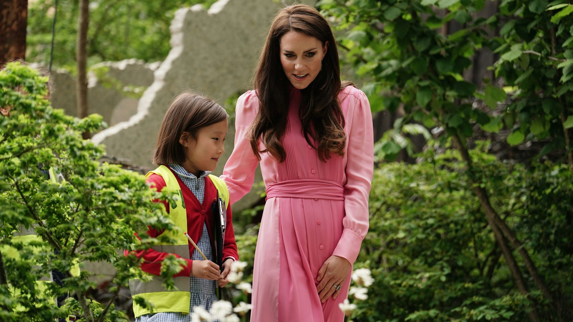 Die Prinzessin von Wales, spricht mit einer Schülerin, die am ersten Kinderpicknick auf der Chelsea Flower Show am Royal Hospital Chelsea teilnimmt.