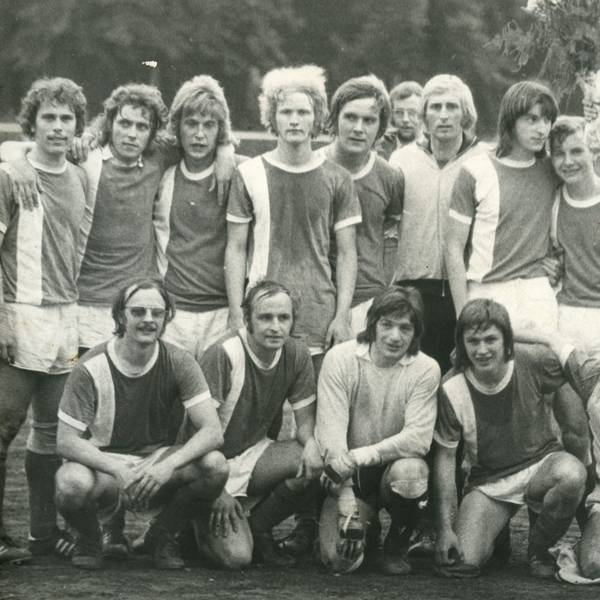 Es sind die Fußballer zu sehen, wie sie vor 50 Jahren für ein Foto posieren.