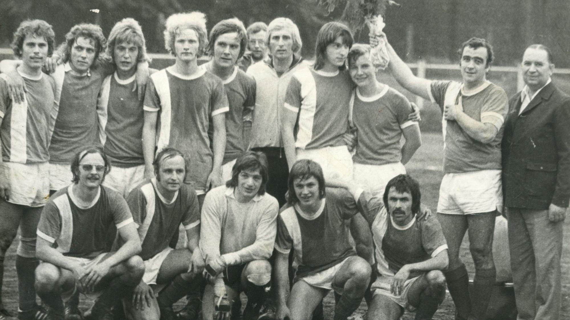 Es sind die Fußballer zu sehen, wie sie vor 50 Jahren für ein Foto posieren.