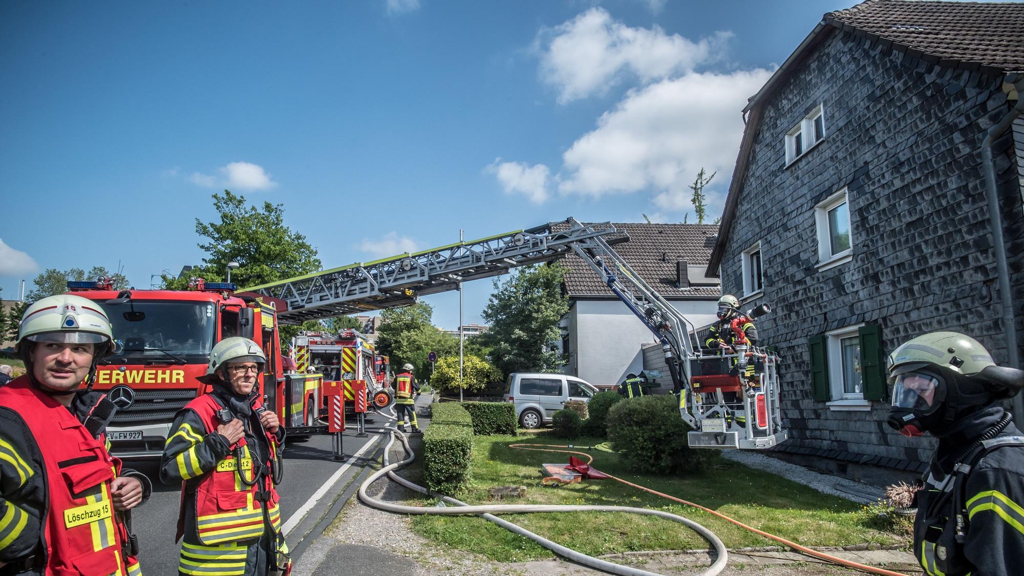 Anbau brannte Am Steinberg 53 in Leverkusen-Steinbüchel.