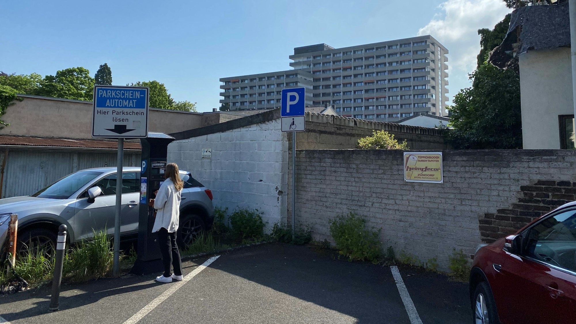 Es ist ein Teil des Geländes zu sehen.