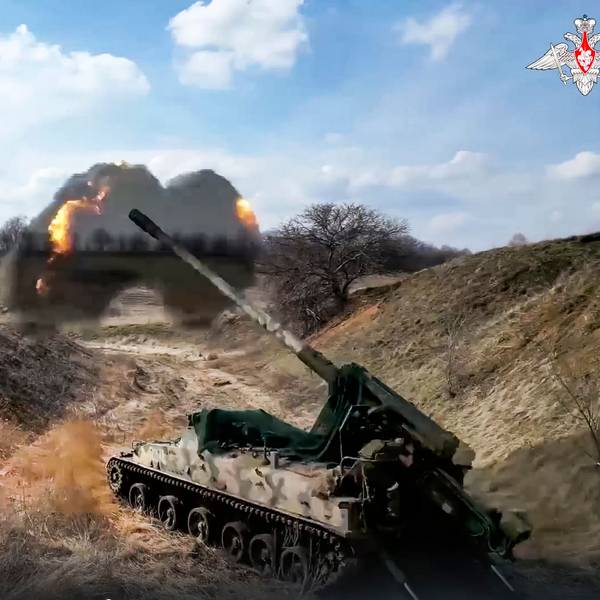 Eine Selbstfahrlafette der russischen Armee feuert auf ukrainische Stellungen (Bild des russischen Verteidigungsministeriums)