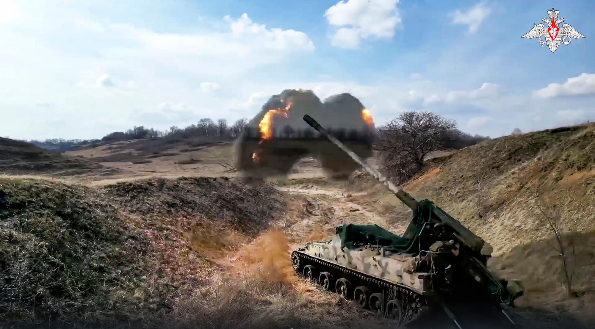 Eine Selbstfahrlafette der russischen Armee feuert auf ukrainische Stellungen (Bild des russischen Verteidigungsministeriums)
