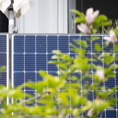 Auf dem Foto ist ein Balkonkraftwerk zu sehen.