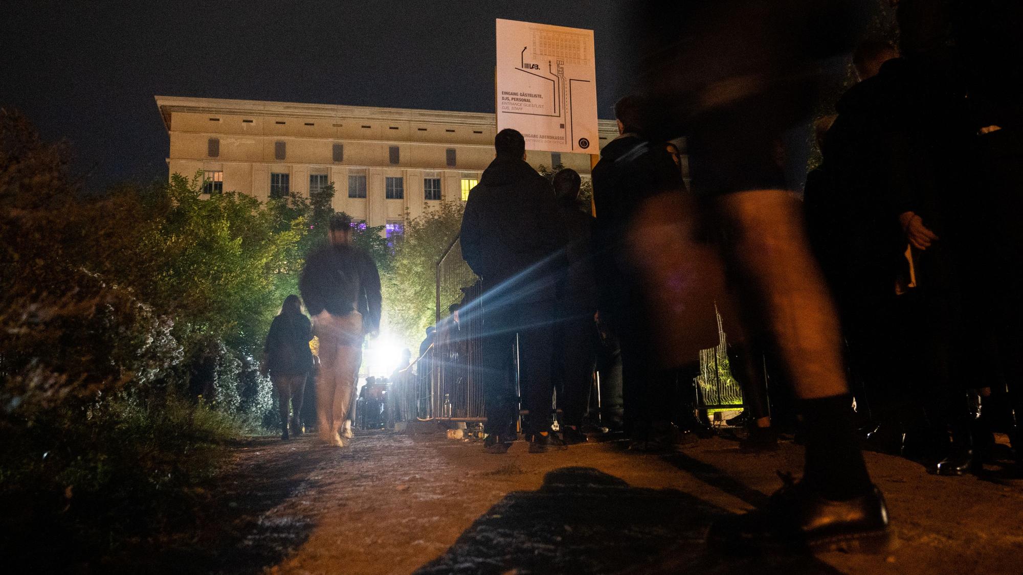 Mehrere hundert Menschen stehen vor dem Berliner Berghain an. Im aktuellen Club-Ranking hat der Berliner Club vier Plätze verloren und landete auf Platz 16 der Liste. (Archivbild)