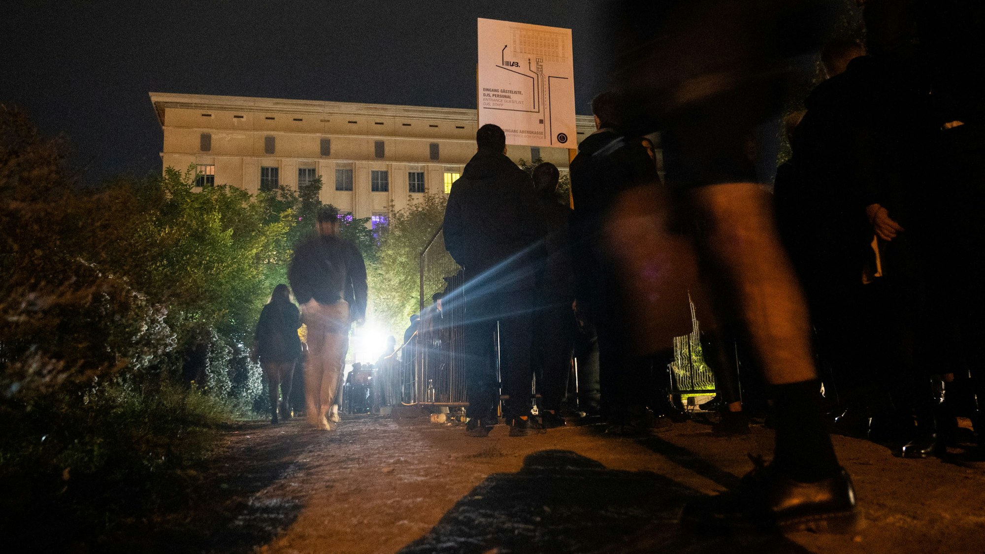 Mehrere hundert Menschen stehen vor dem Berliner Berghain an. Im aktuellen Club-Ranking hat der Berliner Club vier Plätze verloren und landete auf Platz 16 der Liste. (Archivbild)