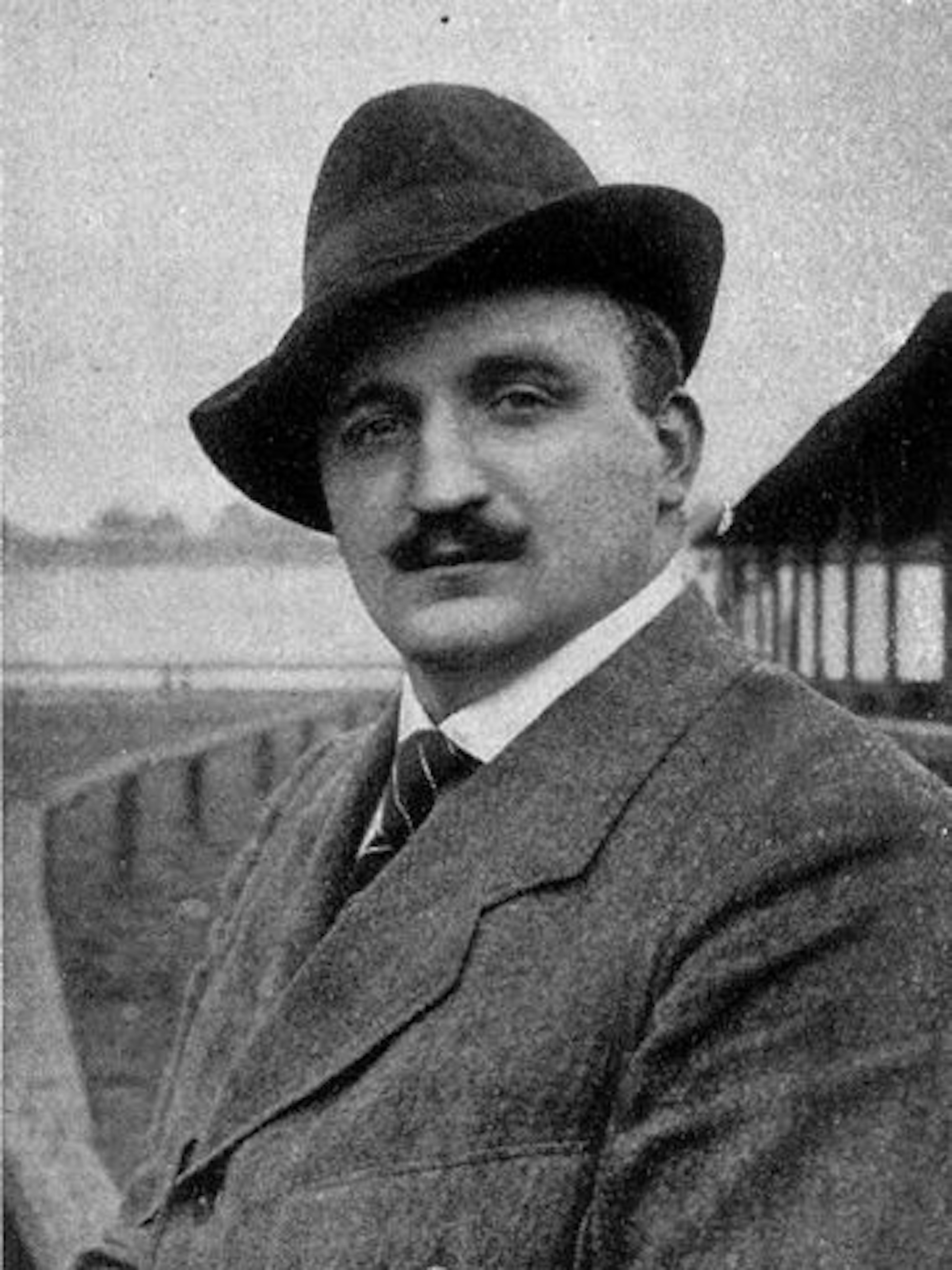 Ein schwarz-weiß Fotot zeigt Christian Junggeburth.