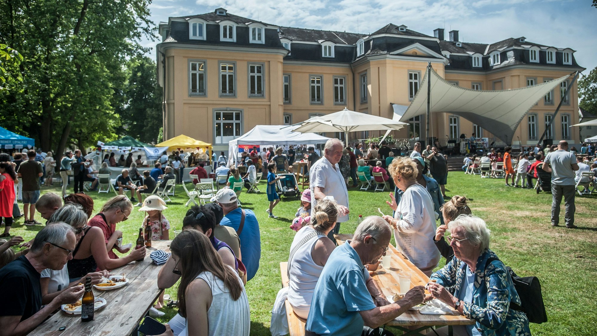 Jung, alt und aus unterschiedlichen Nationen – so setzt sich Leverkusens Bevölkerung zusammen, hier beim Europafest.