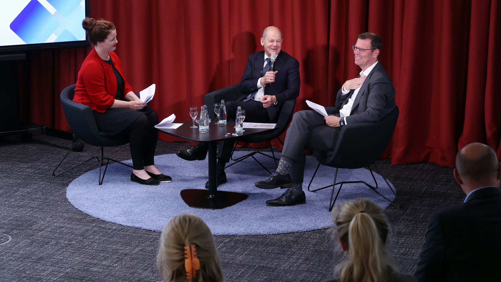 Bundeskanzler Olaf Scholz im Gespräch mit Sarah Brasack, stellvertretende Chefredakteurin des „Kölner Stadt-Anzeiger“, und Chefredakteur Carsten Fiedler.