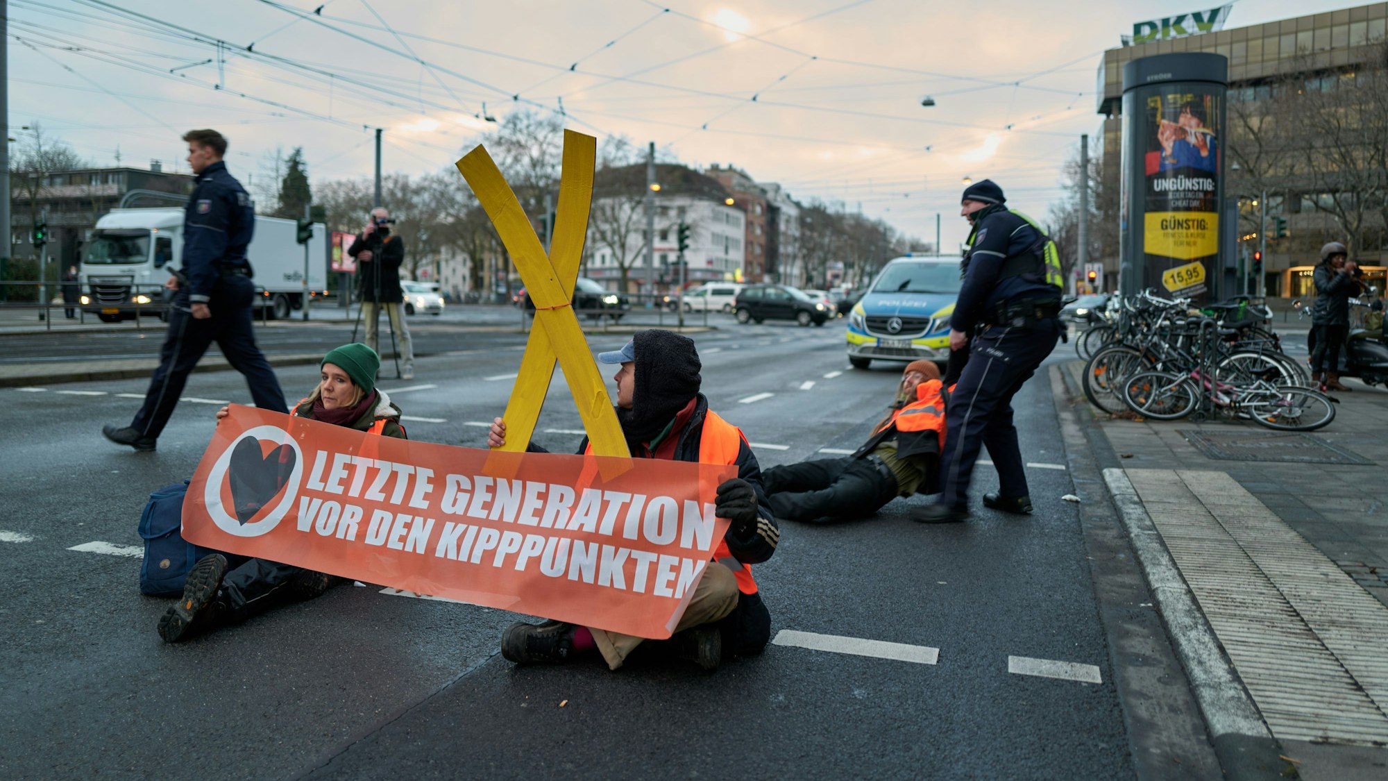Aktivisten der Letzten Generation haben sich regelmäßig auf Kölns Straßen festgeklebt – hier auf der Aachener Straße im Januar 2023.