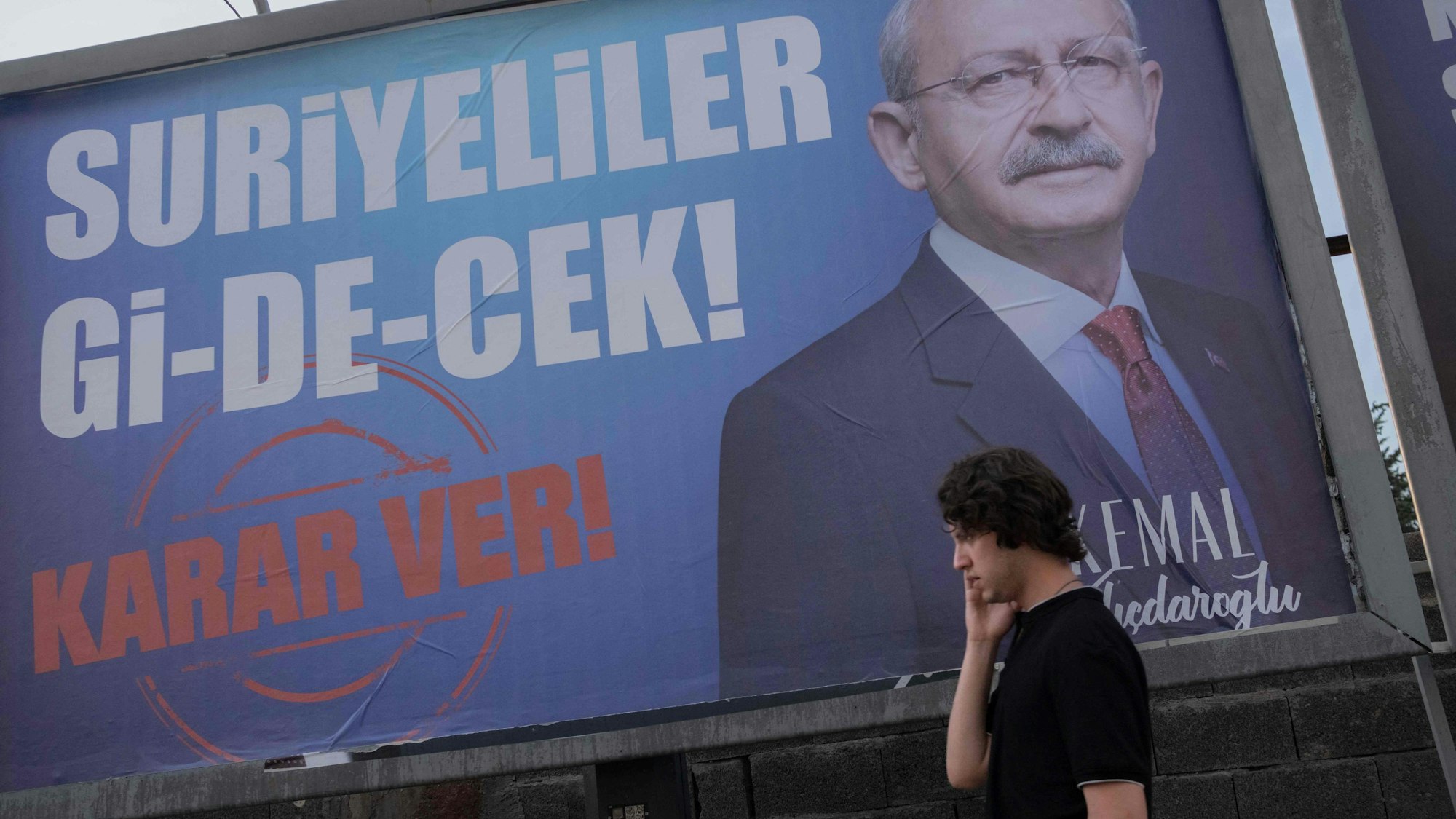 Ein Fußgänger läuft in Adana (Türkei) an einem Wahlplakat von Kemal Kilicdaroglu vorbei.