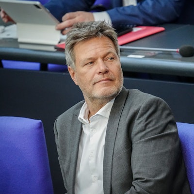 24.05.2023, Berlin: Robert Habeck (Bündnis 90/Die Grünen), Bundesminister für Wirtschaft und Klimaschutz, nimmt an der Sitzung des Bundestags mit einer aktuellen Stunde auf Antrag der CDU/CSU-Fraktion zu den Heizungsplänen der Bundesregierung teil.