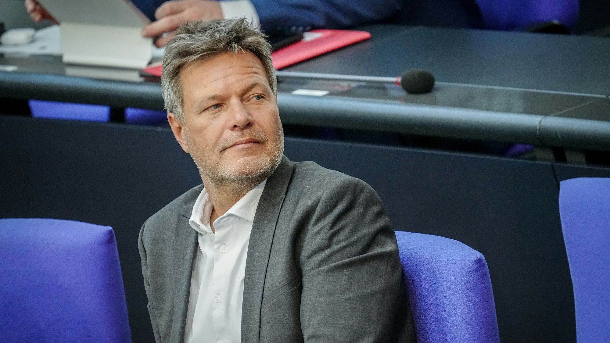 24.05.2023, Berlin: Robert Habeck (Bündnis 90/Die Grünen), Bundesminister für Wirtschaft und Klimaschutz, nimmt an der Sitzung des Bundestags mit einer aktuellen Stunde auf Antrag der CDU/CSU-Fraktion zu den Heizungsplänen der Bundesregierung teil.