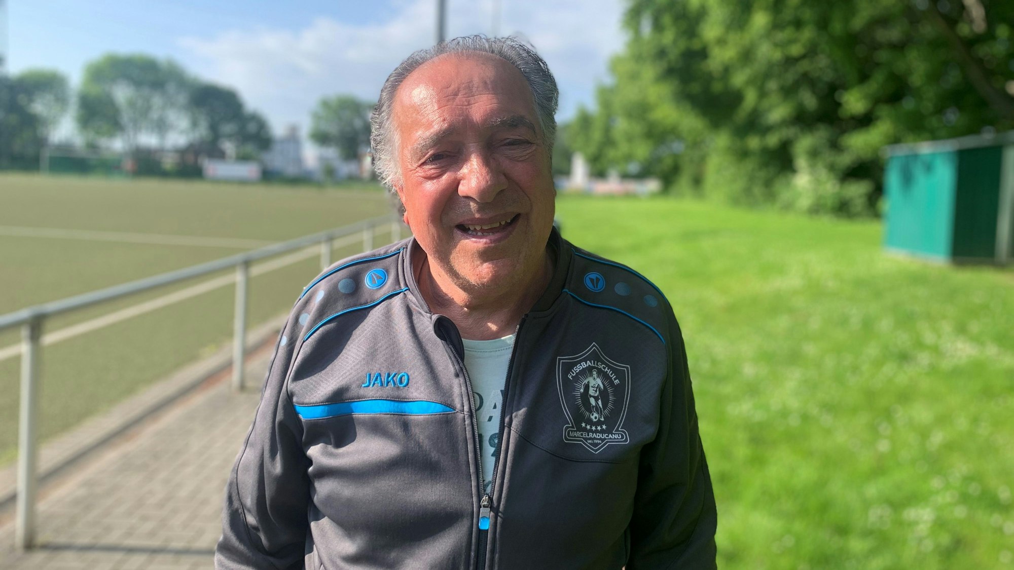 Marcel Raducanu, Ex-BVB-Spieler steht in einer Trainingsjacke auf dem Platz der ÖSG Viktoria in Dortmund.