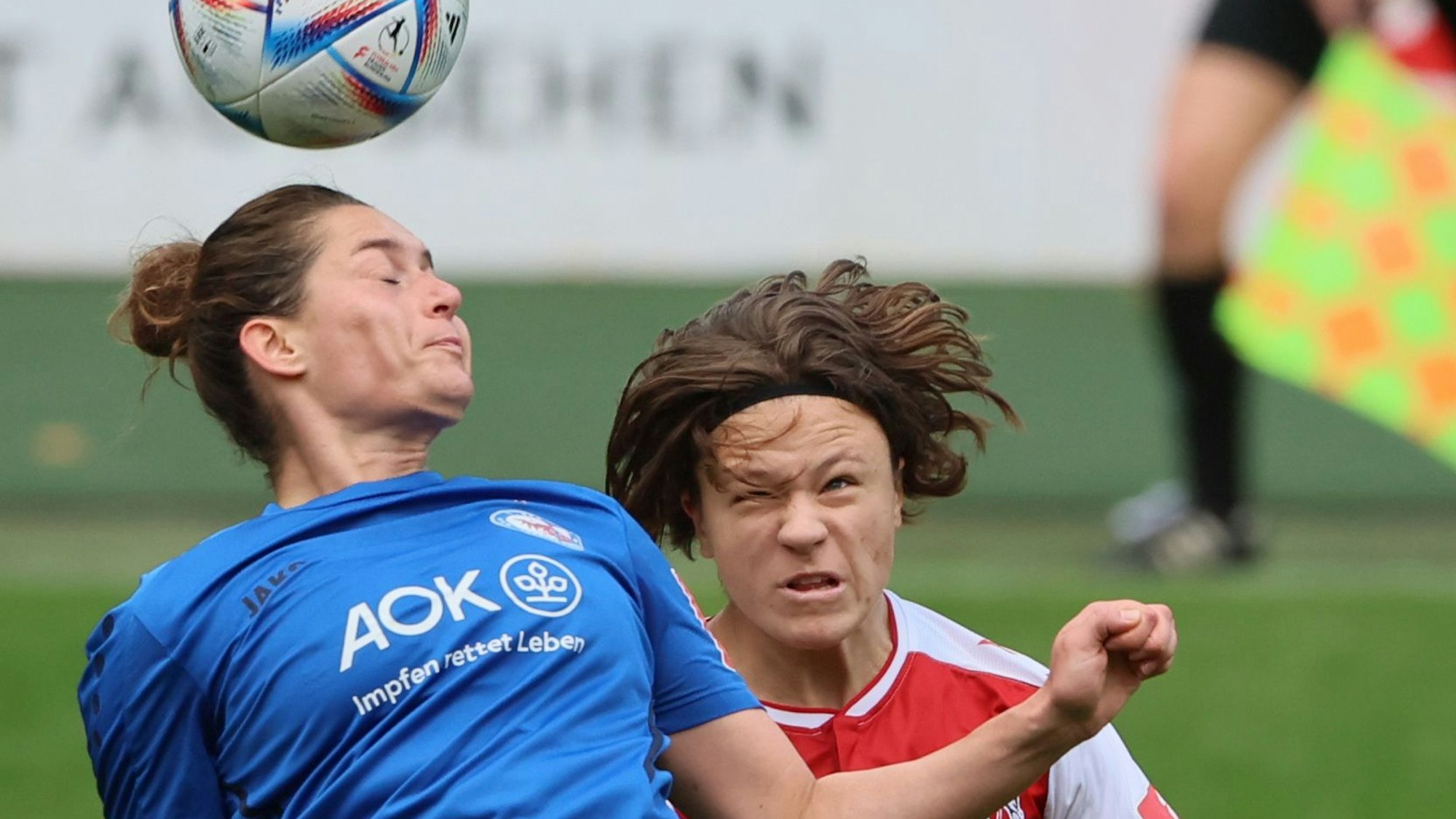 1.FC Köln vs. Turbine Potsdam, Fussball Frauen, 1. Bundesliga, von links: Wibke Meister (Turbine), Alicia-Sophie Gudorf (1.FC Köln), Bild: Herbert Bucco, 01.10.2022