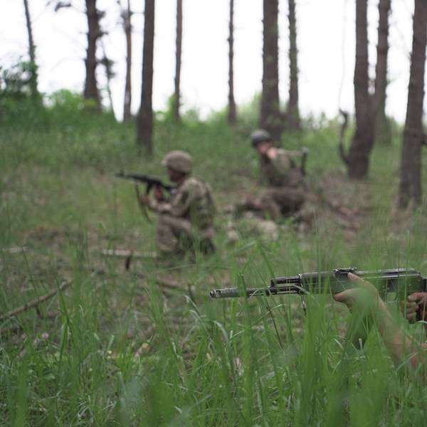 25.05.2023, Ukraine: Ukrainische Soldaten nehmen an einer Militärübung in einem Stützpunkt außerhalb von Kiew teil. Soldaten der regulären Infanterie der ukrainischen Streitkräfte erhalten eine intensive medizinische Ausbildung durch Freiwillige der Prytula-Stiftung. Die Ausbilder der Stiftung werden von Experten in der westlichen medizinischen Ausbildung nach NATO-Vorbild geschult. Die Soldaten auf dem großen Militärstützpunkt simulieren die Bedingungen an der Front, leben im Wald und heben über lange Zeiträume Gräben aus.