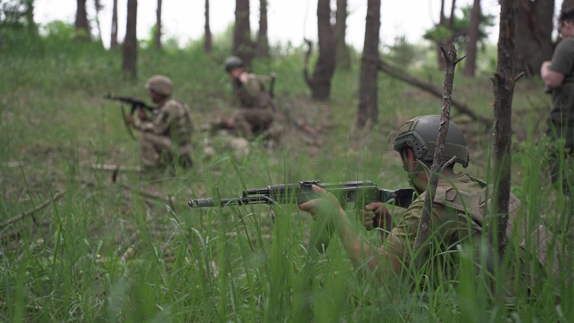 25.05.2023, Ukraine: Ukrainische Soldaten nehmen an einer Militärübung in einem Stützpunkt außerhalb von Kiew teil. Soldaten der regulären Infanterie der ukrainischen Streitkräfte erhalten eine intensive medizinische Ausbildung durch Freiwillige der Prytula-Stiftung. Die Ausbilder der Stiftung werden von Experten in der westlichen medizinischen Ausbildung nach NATO-Vorbild geschult. Die Soldaten auf dem großen Militärstützpunkt simulieren die Bedingungen an der Front, leben im Wald und heben über lange Zeiträume Gräben aus.