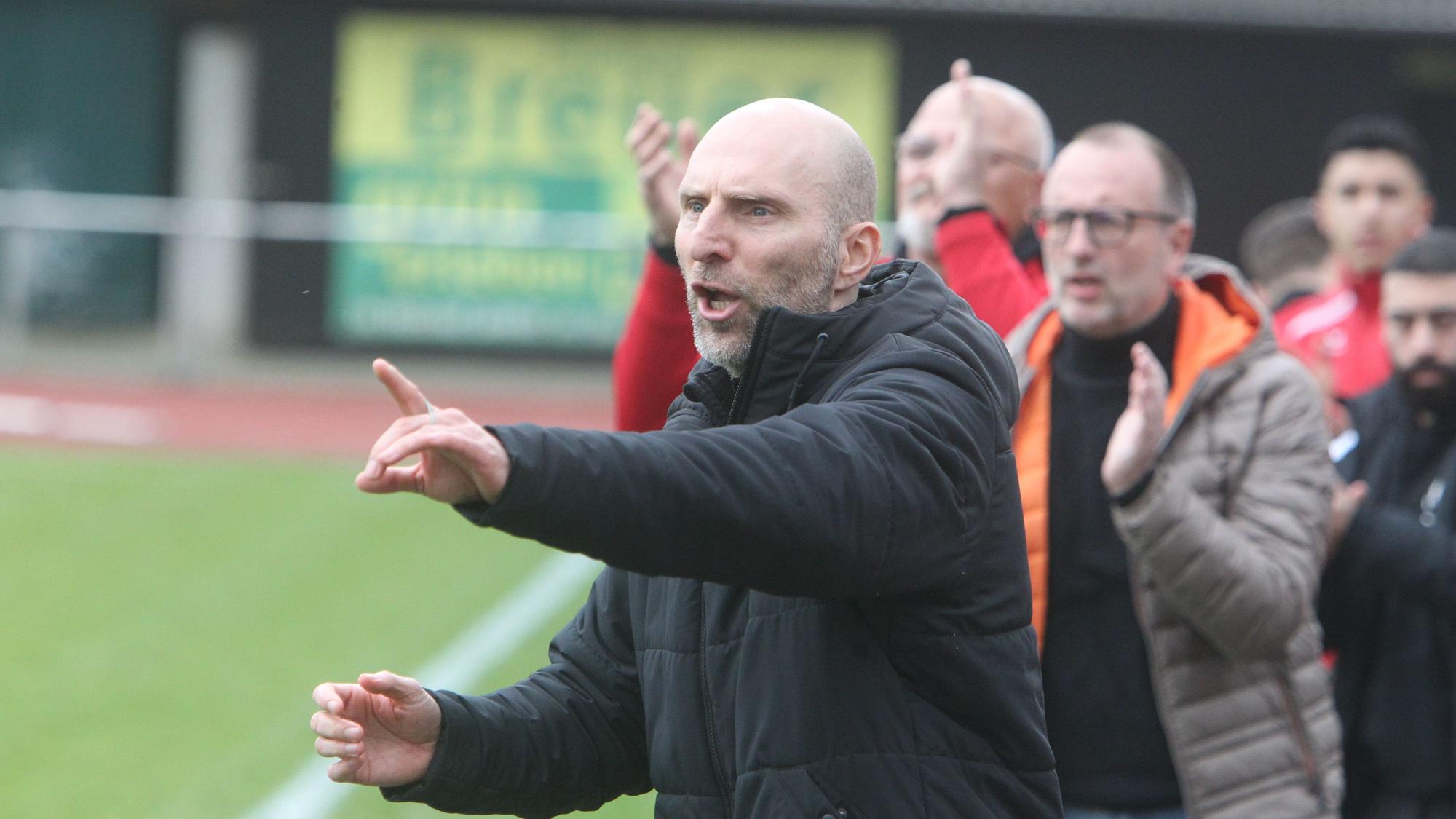Trainer Sascha Glatzel (vorne) vom FC Hennef 05