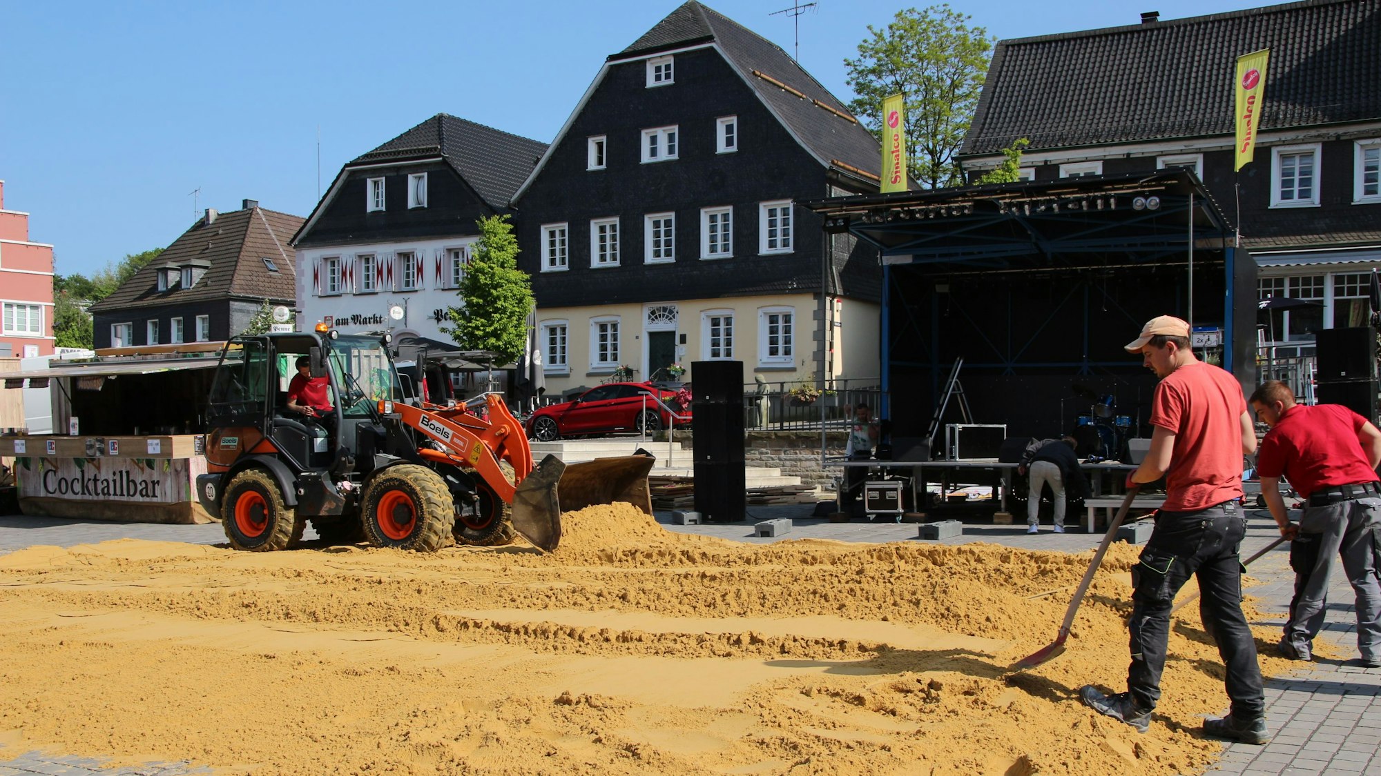Sand wird auf dem Wipperfürther Marktplatz verteilt.
