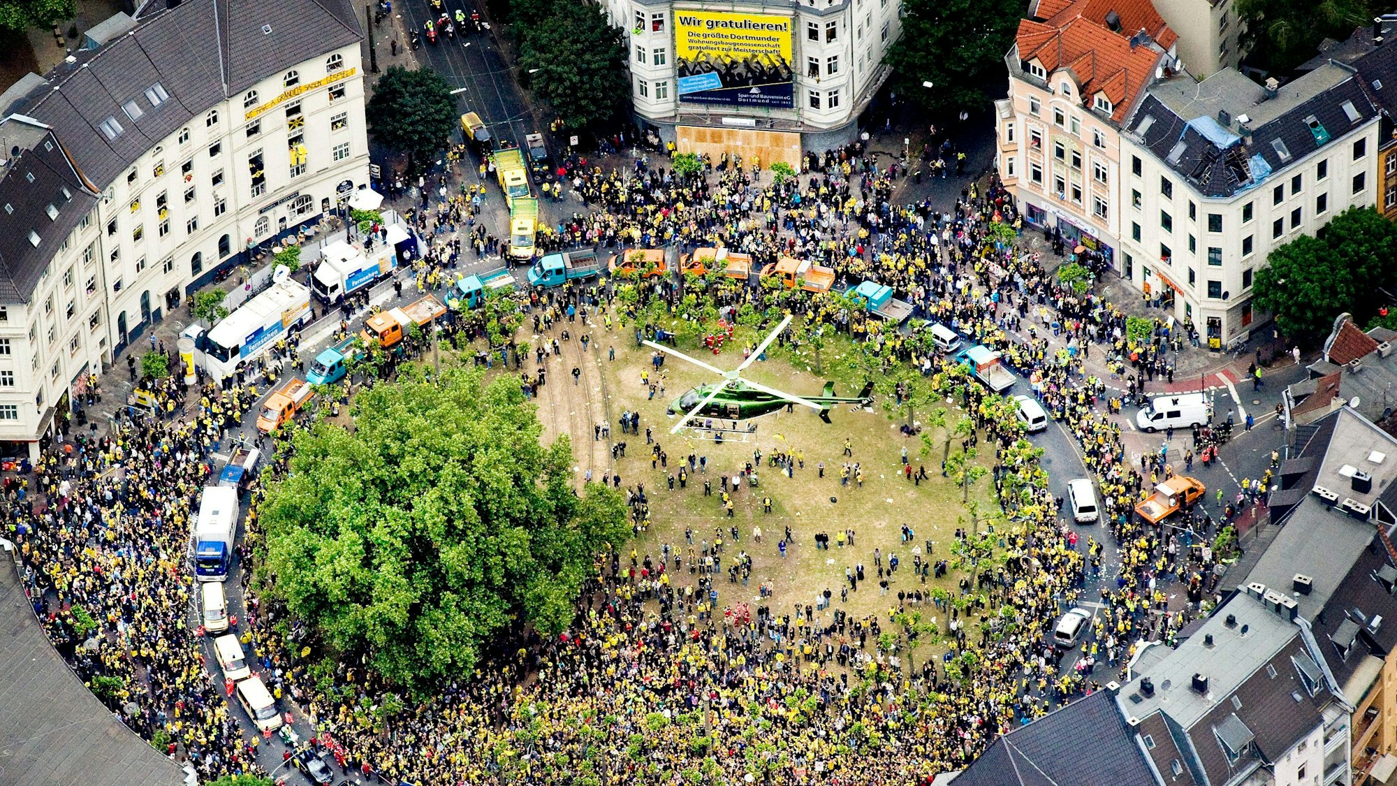 Blick auf die jubelnden Fans des Fußball-Bundesligisten Borussia Dortmund am Sonntag (15.05.2011) während der Meisterfeier am Borsigplatz in Dortmund.