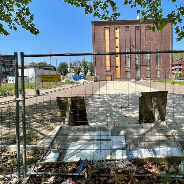 Mit einem Bauzaun gesichert: das Kesselhaus, Neue Bahnstadt Opladen.
