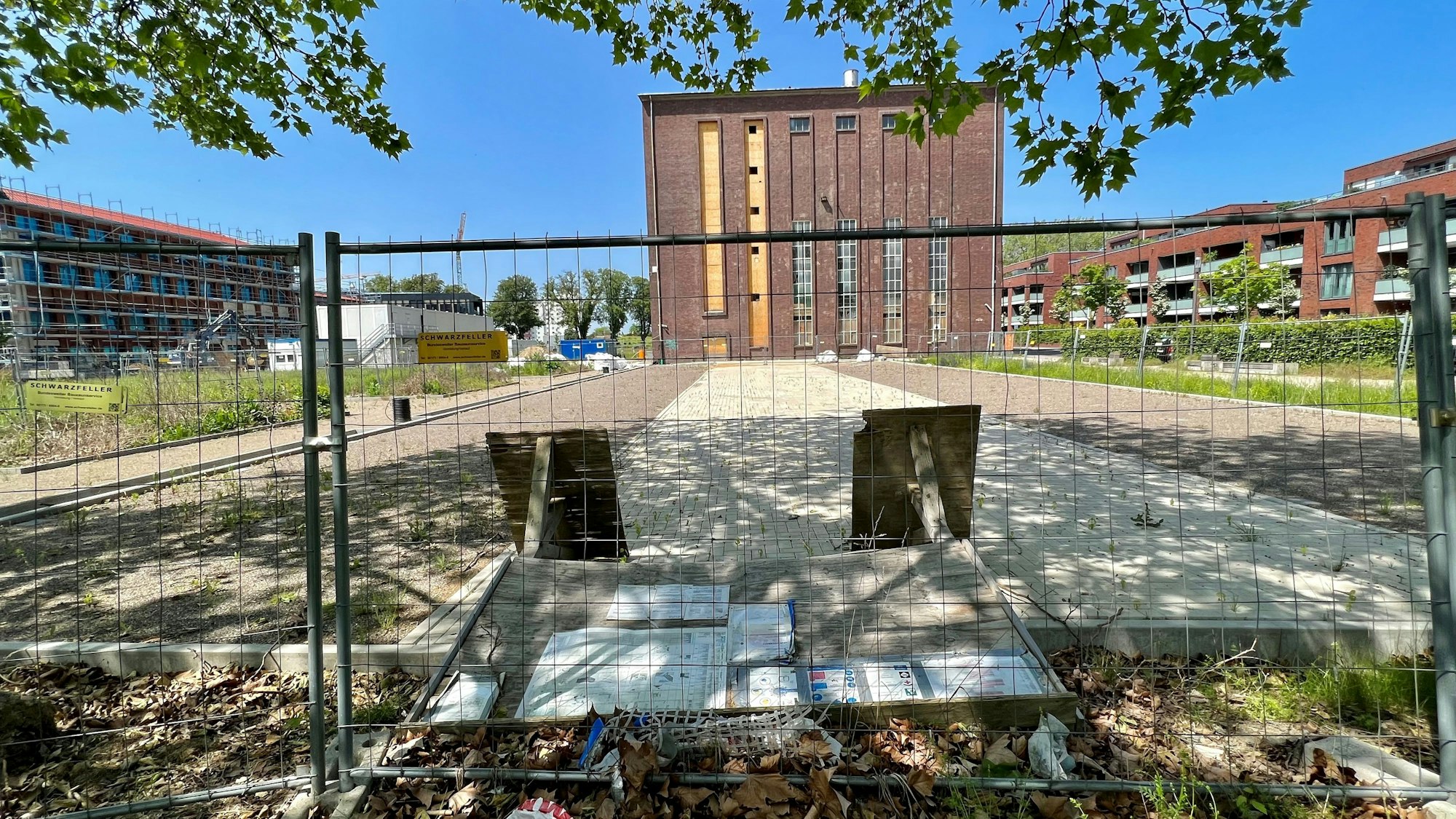 Mit einem Bauzaun gesichert: das Kesselhaus, Neue Bahnstadt Opladen.