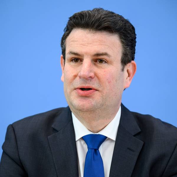 29.03.2023, Berlin: Hubertus Heil (SPD), Bundesminister für Arbeit und Soziales, äußert sich bei einer Pressekonferenz mit Innenministerin Faeser nach der Sitzung des Bundeskabinetts zum Regierungsentwurf für das neue Fachkräfteeinwanderungsgesetz.