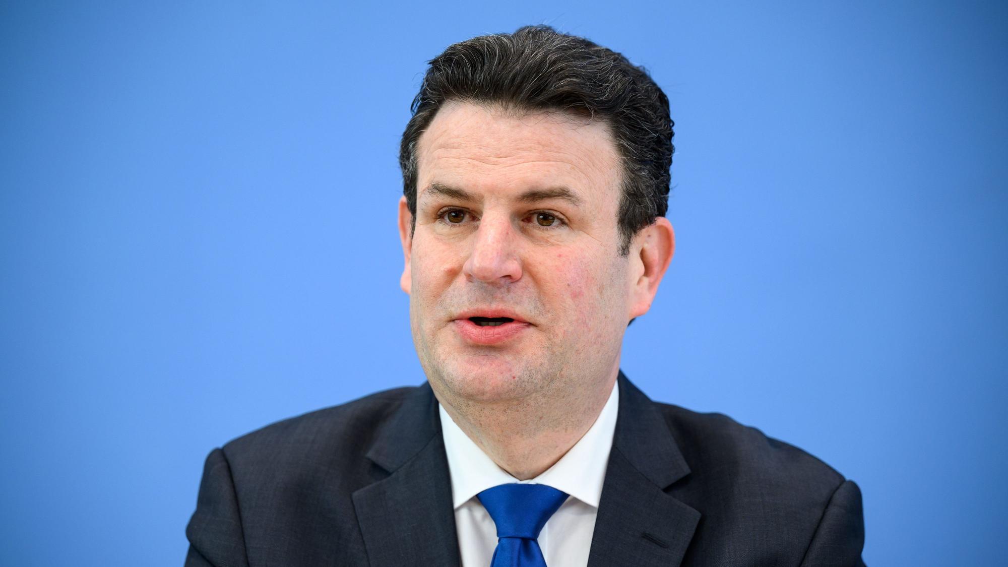 29.03.2023, Berlin: Hubertus Heil (SPD), Bundesminister für Arbeit und Soziales, äußert sich bei einer Pressekonferenz mit Innenministerin Faeser nach der Sitzung des Bundeskabinetts zum Regierungsentwurf für das neue Fachkräfteeinwanderungsgesetz.