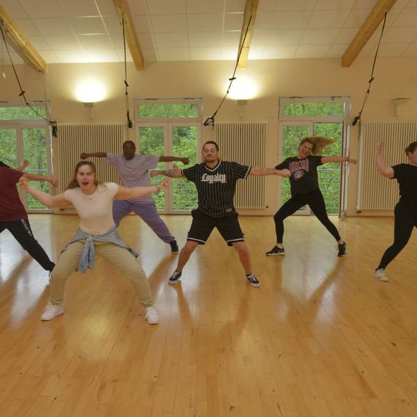 Die Tänzerinnen und Tänzern von „Personallly on Fiya“ beim Training in einer Tanzpose.