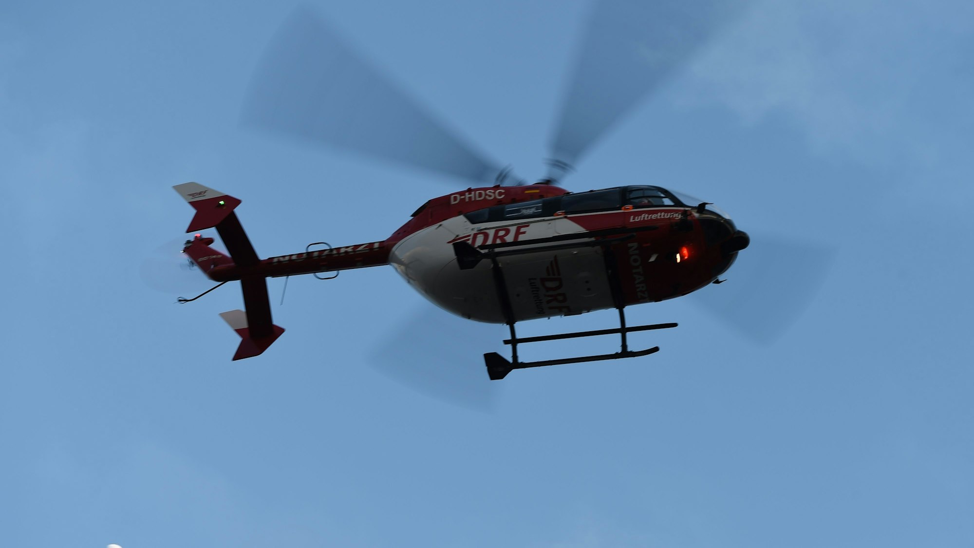 Unser Symbolfoto zeigt einen Rettungshubschrauber in der Luft.