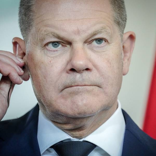 Bundeskanzler Olaf Scholz (SPD) guckt grimmig in die Kamera. Am Flughafen in Frankfurt ist es zu einer Sicherheitspanne um den Kanzler gekommen.