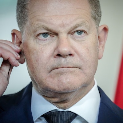 Bundeskanzler Olaf Scholz (SPD) guckt grimmig in die Kamera. Am Flughafen in Frankfurt ist es zu einer Sicherheitspanne um den Kanzler gekommen.
