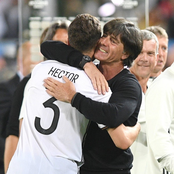 2016: Joachim Löw umarmt Jonas Hector nach dem gewonnenen Elfmeterschießen gegen Italien bei der EM in Frankreich.