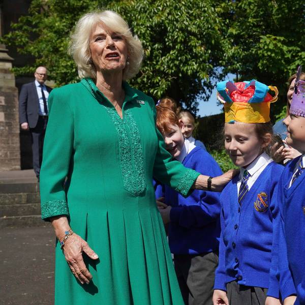 Königin Camilla lacht mit Schulkindern.