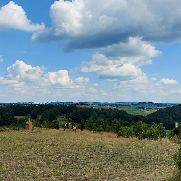 Der Kalvarienberg bei Alendorf mit dem Gipfelkreuz ist ein beliebtes Wanderziel in der Eifel.