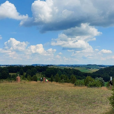 Der Kalvarienberg bei Alendorf mit dem Gipfelkreuz ist ein beliebtes Wanderziel in der Eifel.