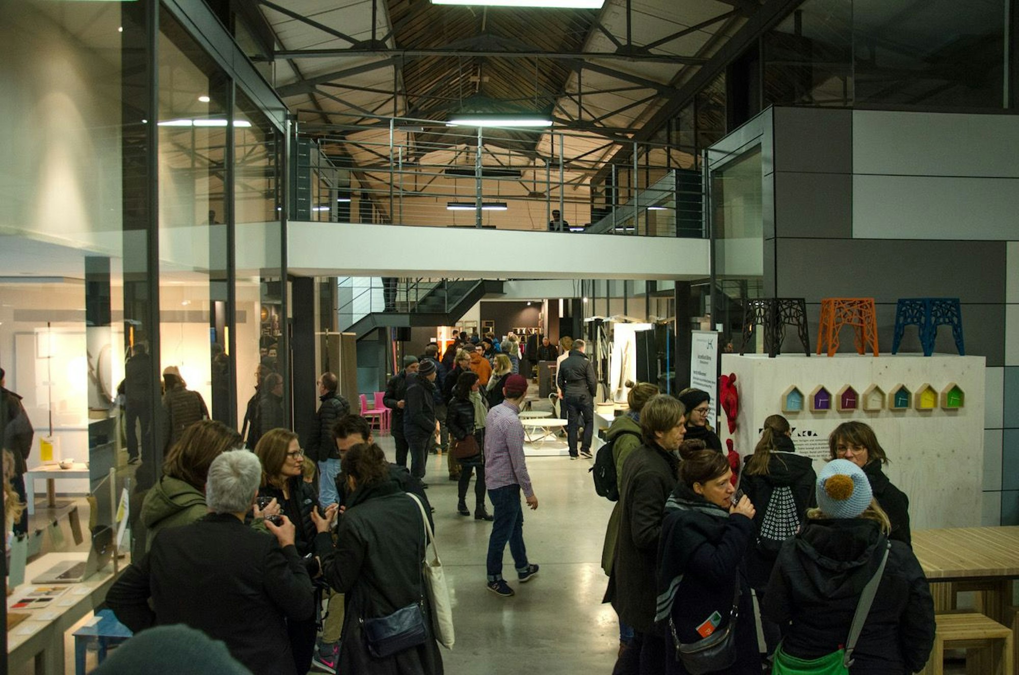 Besucher in einer Ausstellungshalle