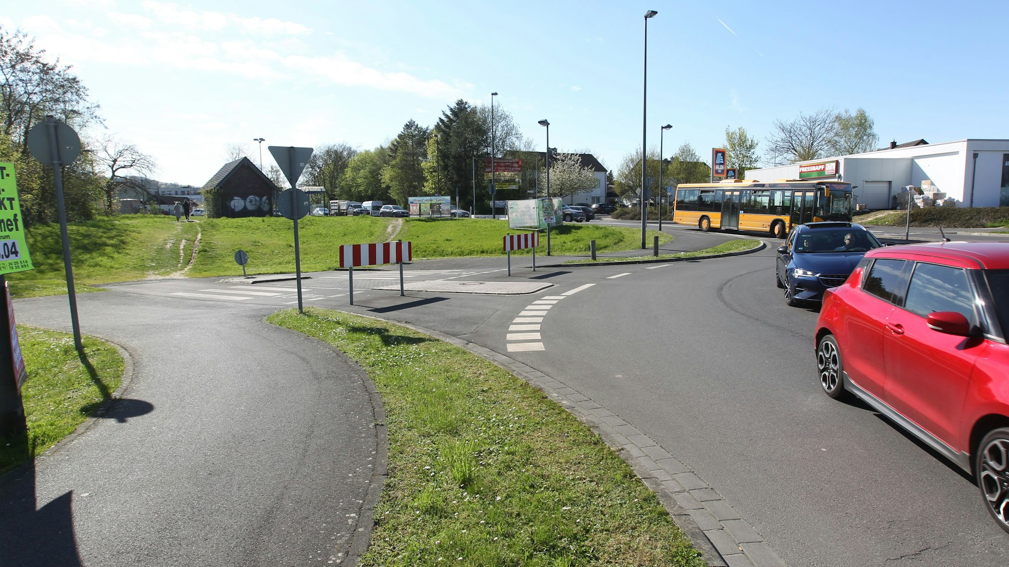 Es ist der Kreisverkehr an der Autobahnausfahrt Hennef Ost bei Lidl und Rewe zu sehen.