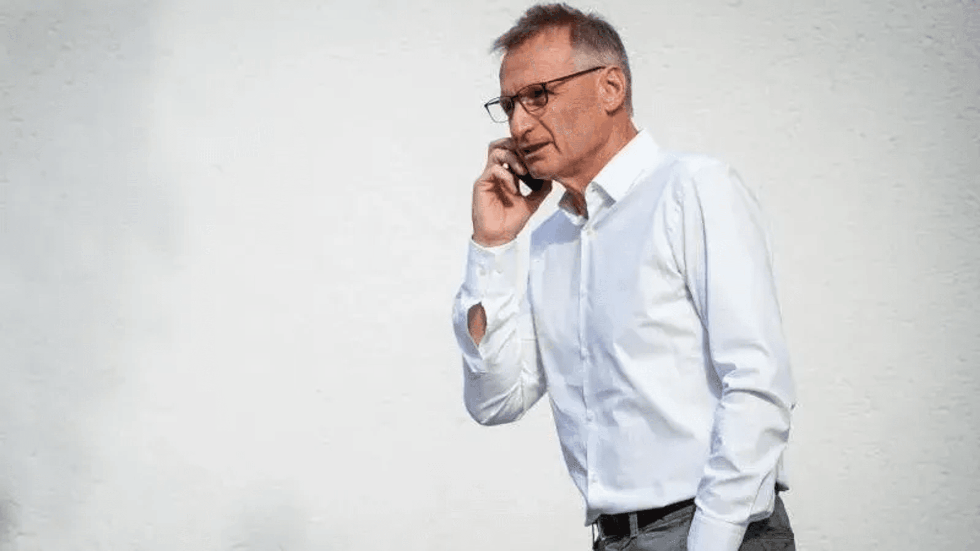 Das Foto zeigt Michael Reschke aus Frechen. Er führt ein Telefonat an seinem Handy.